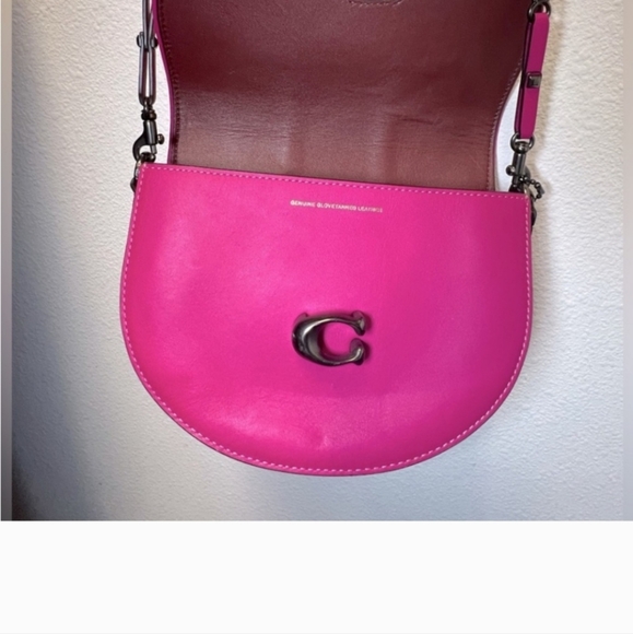 Coach, pink, glove tanned leather, with black gunmetal hardware. - Picture 4 of 13